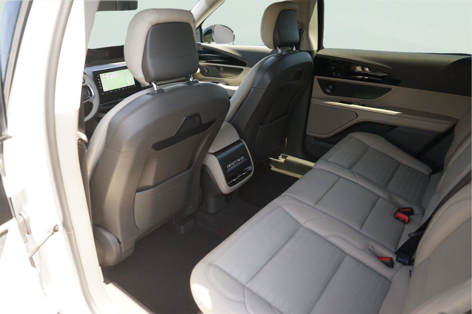 Used 2025 Lincoln Nautilus Reserve AWD/4WD image 12
