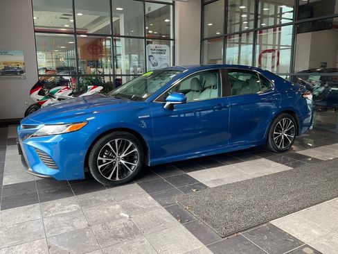 Certified 2020 Toyota Camry SE image 3