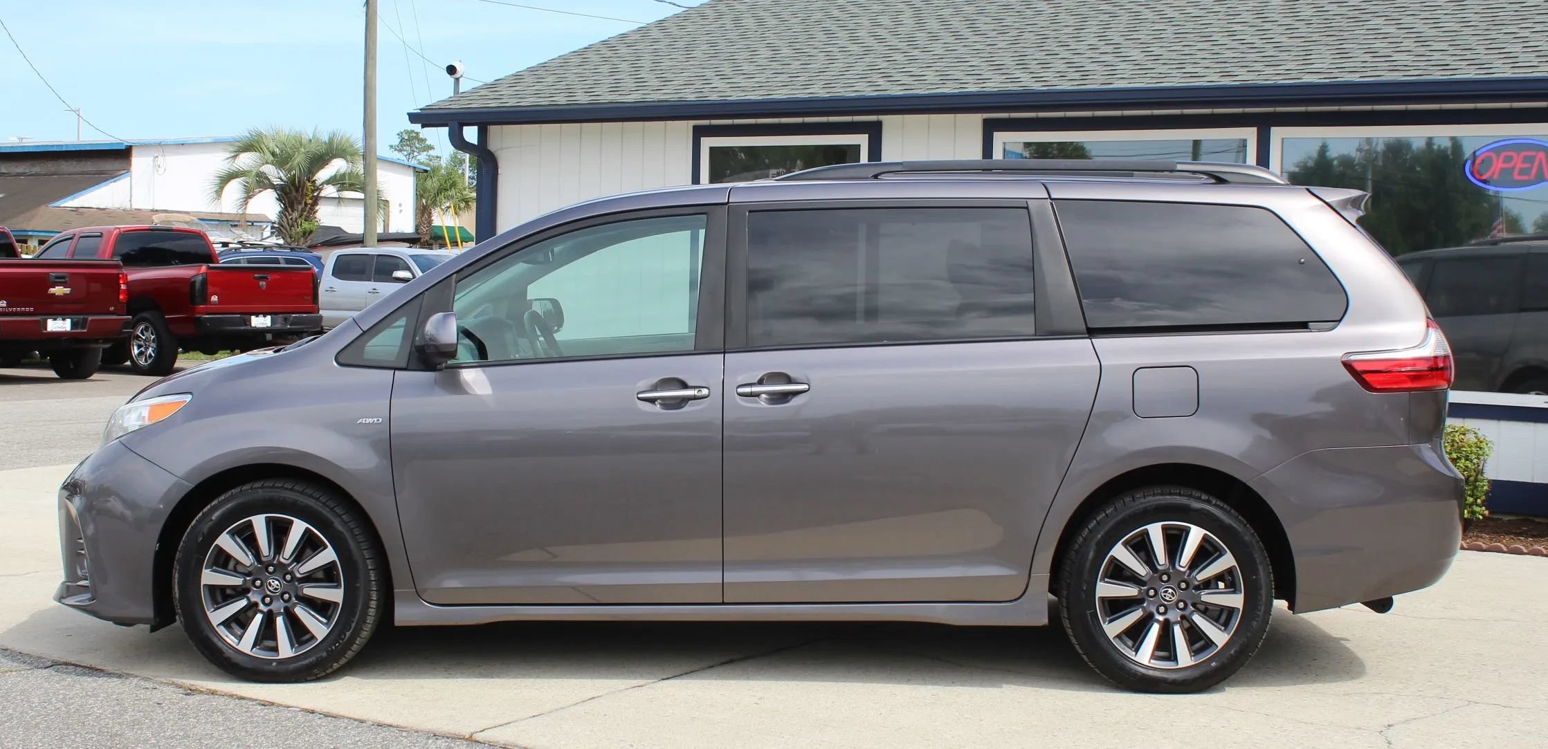 Used 2020 Toyota Sienna XLE AWD/4WD image 2