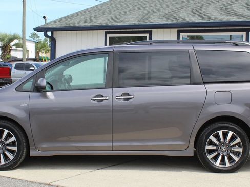 Used 2020 Toyota Sienna XLE AWD/4WD image 2