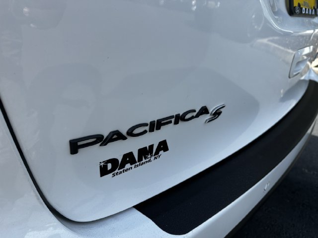 Used 2024 Chrysler Pacifica Premium FWD image 44