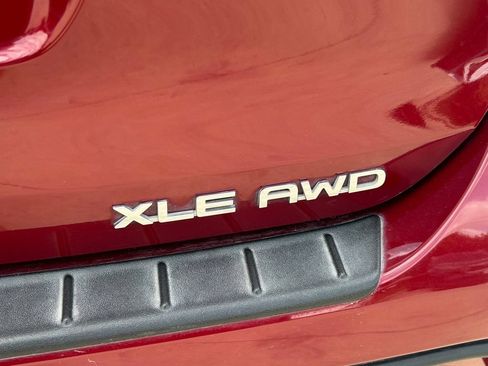 Used 2021 Toyota Highlander XLE AWD/4WD image 14
