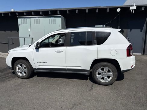Used 2014 Jeep Compass Latitude FWD image 11