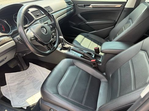 Used 2018 Volkswagen Passat 2.0T SE FWD image 32
