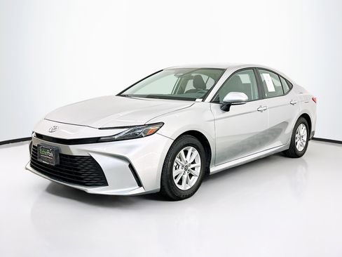 Used 2025 Toyota Camry LE image 3