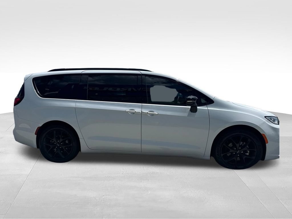 Used 2024 Chrysler Pacifica Touring-L w/ S Appearance Package FWD image 18