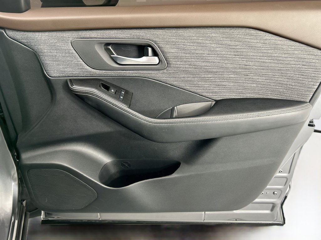 Used 2023 Nissan Rogue SV FWD image 23