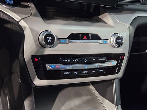 Used 2023 Ford Explorer XLT image 31