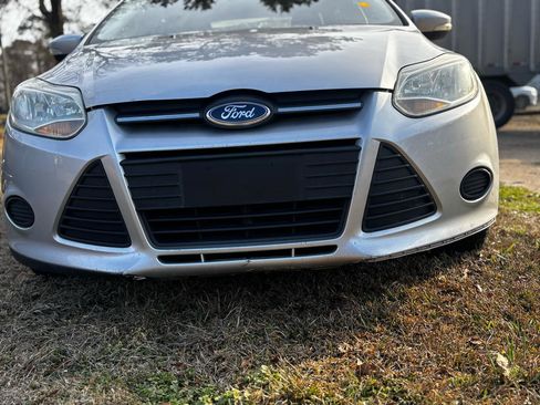 Used 2014 Ford Focus SE w/ SE Winter Package FWD image 5