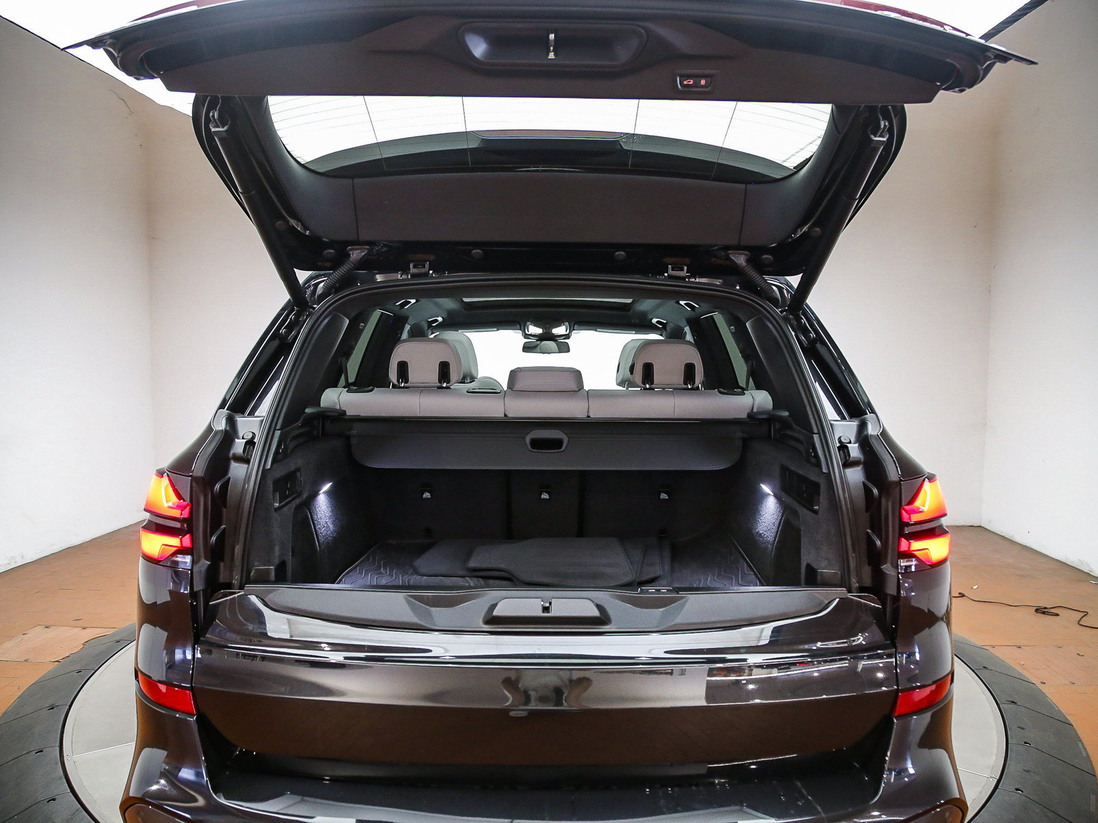 Used 2024 BMW X5 xDrive50e w/ M Sport Package AWD/4WD image 27
