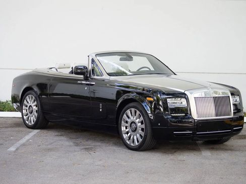 Used 2016 Rolls-Royce Phantom Drophead Coupe image 21