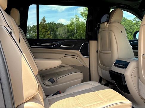 Used 2024 Cadillac Escalade ESV Premium Luxury RWD image 11