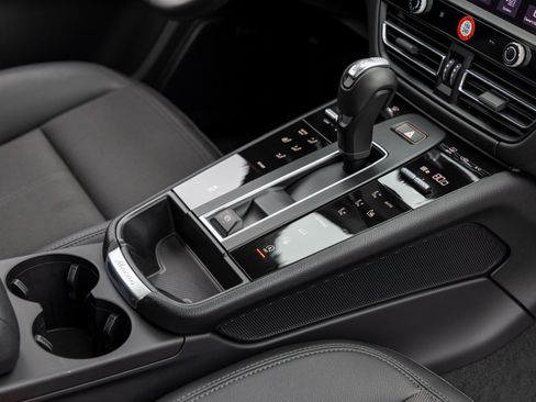 Certified 2025 Porsche Macan image 48