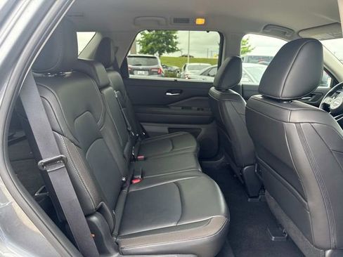 Used 2025 Nissan Pathfinder SL AWD/4WD image 14
