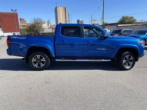 Used 2018 Toyota Tacoma SR image 17