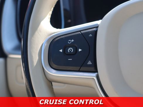 Used 2020 Volvo XC60 T5 Momentum image 15