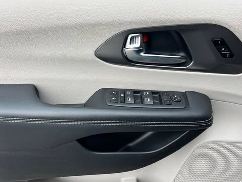 Used 2023 Chrysler Pacifica Touring-L FWD image 13