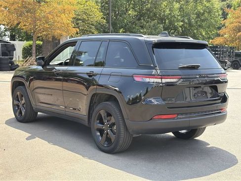 Used 2025 Jeep Grand Cherokee Limited w/ Black Appearance Package AWD/4WD image 3