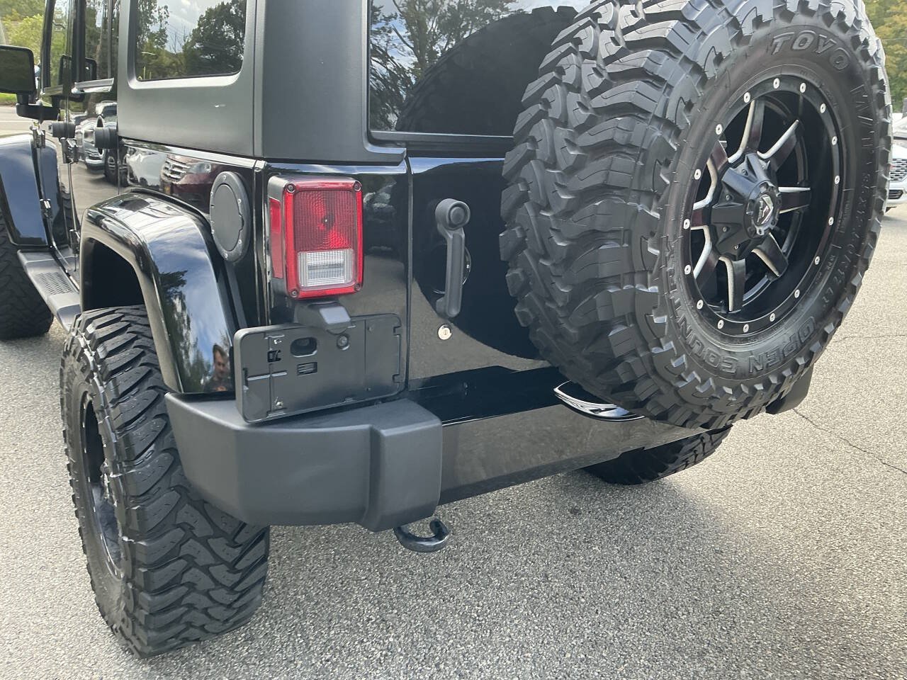 Used 2016 Jeep Wrangler Unlimited Sahara w/ Connectivity Group AWD/4WD image 8