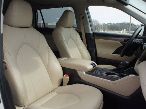 Certified 2025 Toyota Highlander Limited image 24