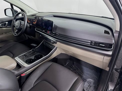 Used 2025 Kia Carnival FWD image 29