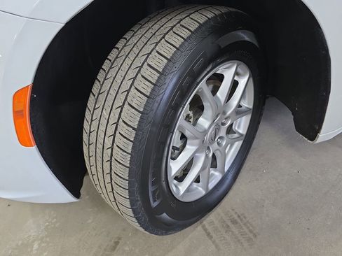 Certified 2024 Chrysler Pacifica Touring-L FWD image 34