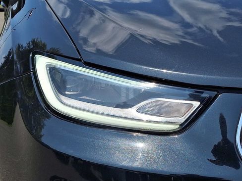 Used 2023 Chrysler Pacifica Touring-L FWD image 9