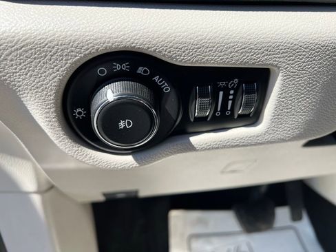 Used 2017 Chrysler Pacifica Touring-L image 26