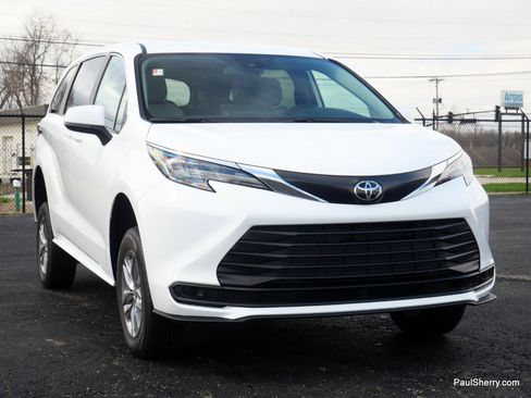 New 2026 Toyota Sienna LE FWD image 28