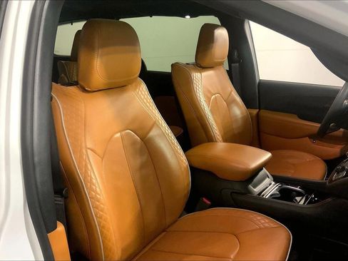 Used 2023 Chrysler Pacifica Pinnacle FWD image 7