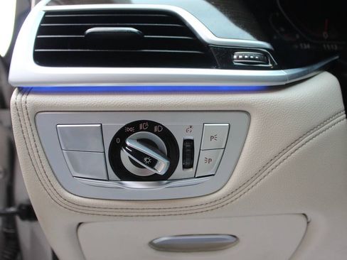 Used 2022 BMW 740i xDrive AWD/4WD image 30