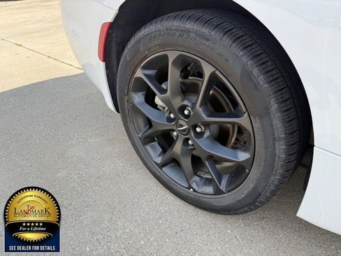 Used 2025 Chrysler Pacifica Limited image 24