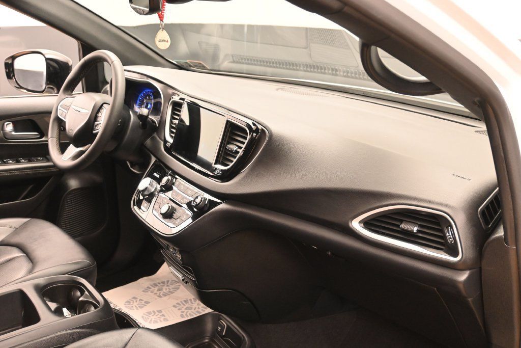 Used 2025 Chrysler Pacifica Select FWD image 27