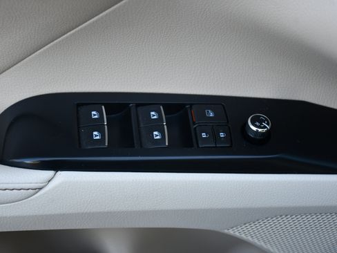 Certified 2019 Toyota Camry XLE image 10
