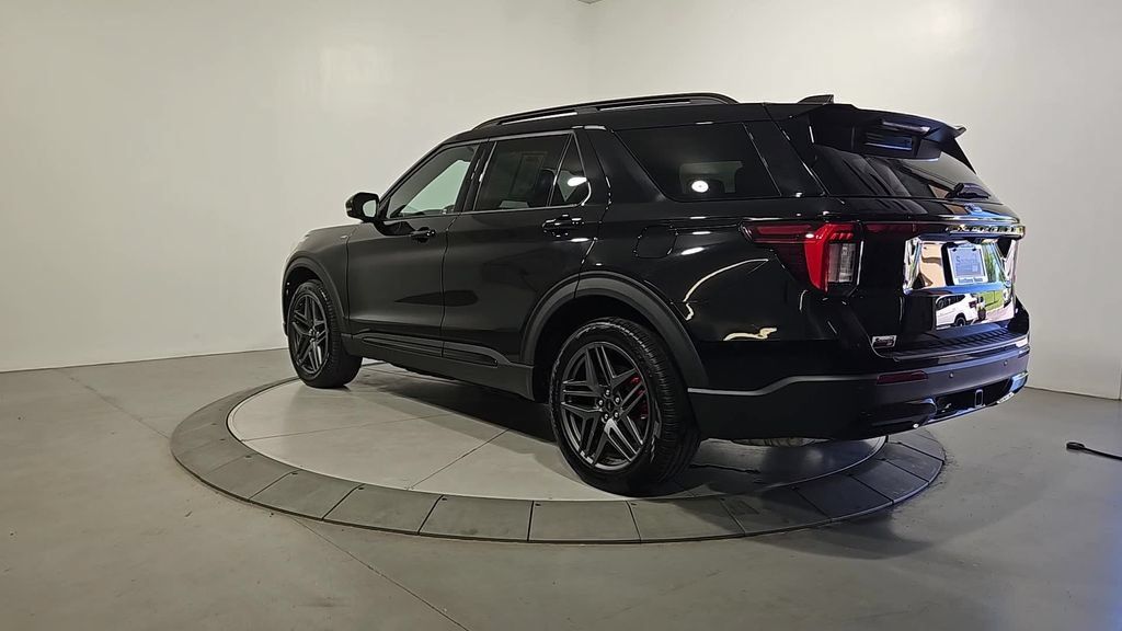 Used 2025 Ford Explorer ST-Line w/ ST-Line Street Pack AWD/4WD image 3