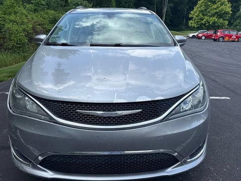 Used 2017 Chrysler Pacifica Touring-L FWD image 3