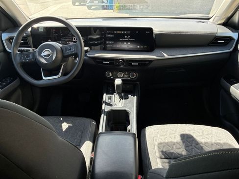 Used 2025 Nissan Kicks SV image 31