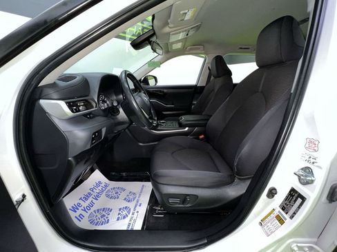 Used 2024 Toyota Highlander LE AWD/4WD image 17