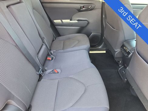 Used 2021 Toyota Highlander LE FWD image 17