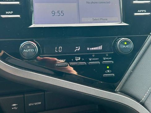 Used 2019 Toyota Camry SE FWD image 26