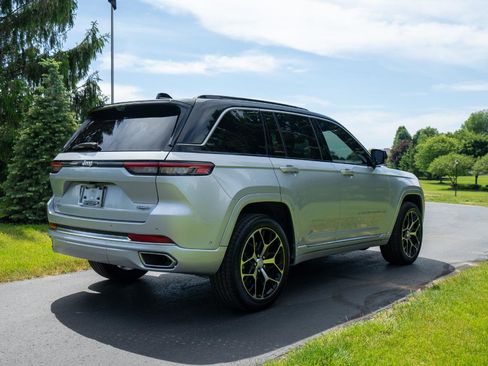 Used 2024 Jeep Grand Cherokee Summit AWD/4WD image 3