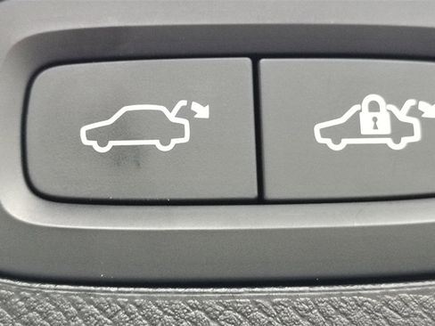 Certified 2024 Volvo XC90 T8 Plus w/ Protection Package Premier image 36