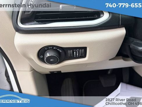 Used 2024 Chrysler Pacifica Touring-L FWD image 17