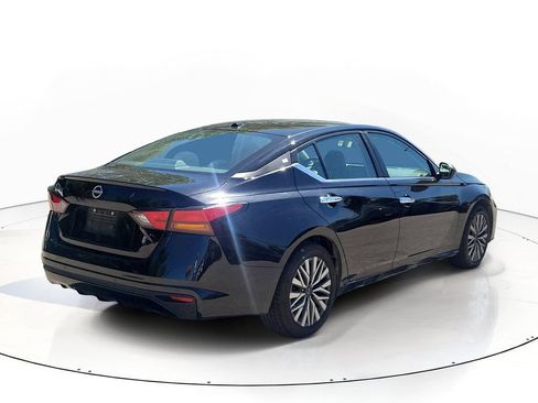 Used 2025 Nissan Altima 2.5 SV FWD image 4