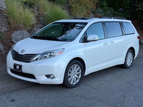 Used 2017 Toyota Sienna Limited image 1