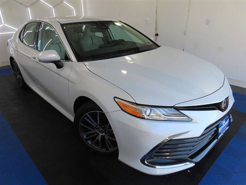 Used 2021 Toyota Camry XLE FWD image 5