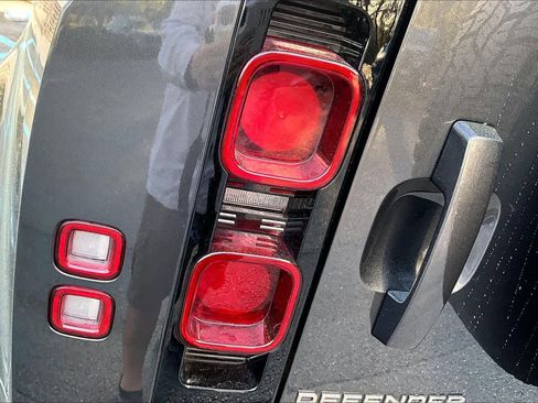 Used 2025 Land Rover Defender 110 X-Dynamic SE image 27