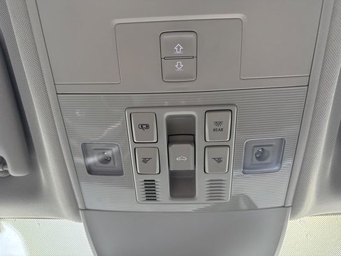 Used 2024 Volkswagen Taos SE w/ Panoramic Sunroof Package image 40