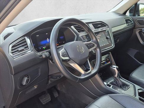 Used 2022 Volkswagen Tiguan SE w/ Panoramic Sunroof Package FWD image 10