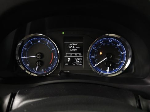 Used 2018 Toyota Corolla LE FWD image 18